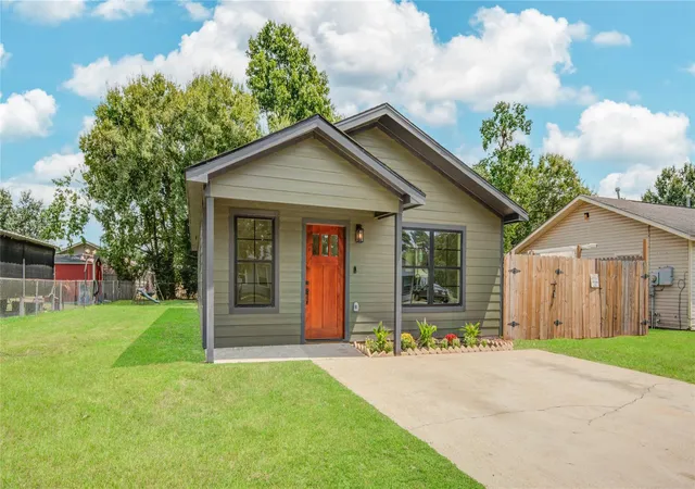 Photo 2 of Single family home for sale at 9822 Thorn St, Houston, TX 77078 | MLS# 14883592 | Listing updated on 2026-08-12
