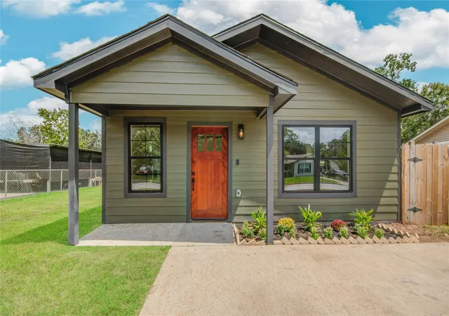 Photo 3 of Single family home for sale at 9822 Thorn St, Houston, TX 77078 | MLS# 14883592 | Listing updated on 2026-08-12