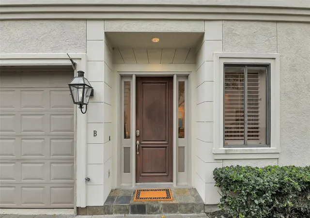 Photo 2 of Sale Pending at 2121 Potomac Dr #B, Houston, TX 77057 | MLS# 32320413 | Listing updated on 2026-10-05