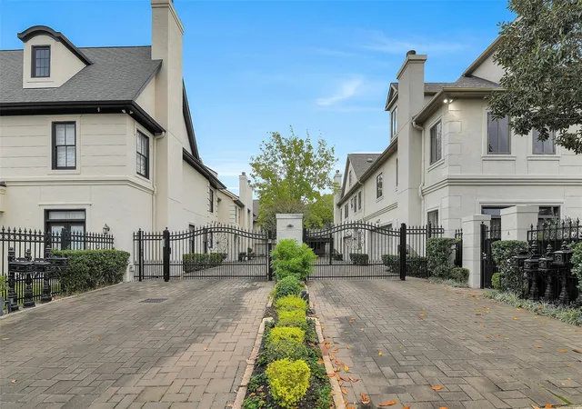 Photo 3 of Sale Pending at 2121 Potomac Dr #B, Houston, TX 77057 | MLS# 32320413 | Listing updated on 2026-10-05
