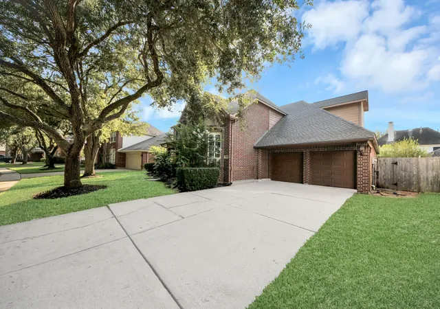 Photo 4 of Sale Pending at 7123 Morrow Ct, Sugar Land, TX 77479 | MLS# 11602982 | Listing updated on 2026-09-24
