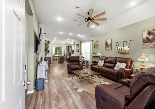 Photo 3 of Single family home for sale at 123 Town And Country Rd, Huntsville, TX 77320 | MLS# 22054063 | Listing updated on 2026-09-26