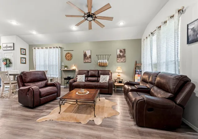 Photo 3 of Single family home for sale at 123 Town And Country Rd, Huntsville, TX 77320 | MLS# 22054063 | Listing updated on 2026-09-26