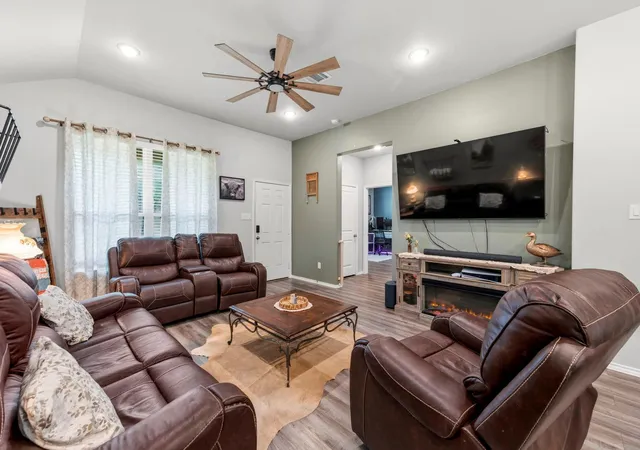 Photo 4 of Single family home for sale at 123 Town And Country Rd, Huntsville, TX 77320 | MLS# 22054063 | Listing updated on 2026-09-26