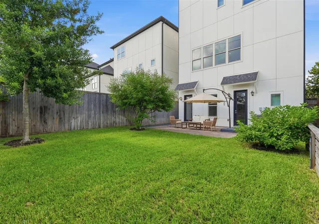 Photo 3 of Sale Pending at 6022 Cottage Grv Lake Dr, Houston, TX 77007 | MLS# 96357011 | Listing updated on 2026-09-17