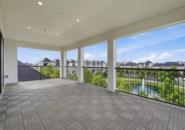 Photo 3 of Sale Pending at 6022 Cottage Grv Lake Dr, Houston, TX 77007 | MLS# 96357011 | Listing updated on 2026-09-17