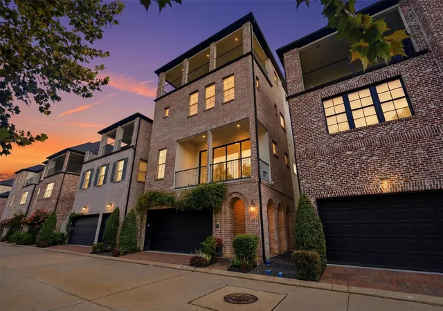 Photo 4 of Sale Pending at 6022 Cottage Grv Lake Dr, Houston, TX 77007 | MLS# 96357011 | Listing updated on 2026-09-17