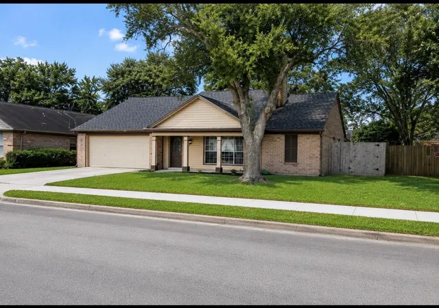Homes for sale in Pearland, TX | 2430 Shady Bend Dr, Pearland, TX 77581 | MLS# 2533908