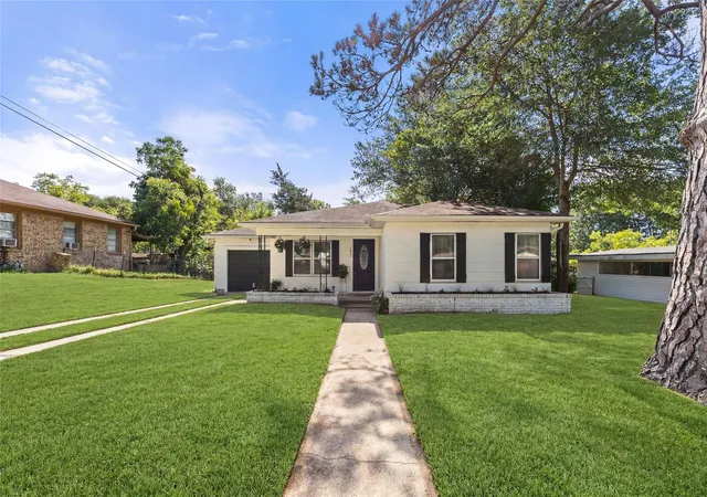 Homes for sale in Brenham, TX | 205 Hampshire Dr, Brenham, TX 77833 | MLS# 54138582