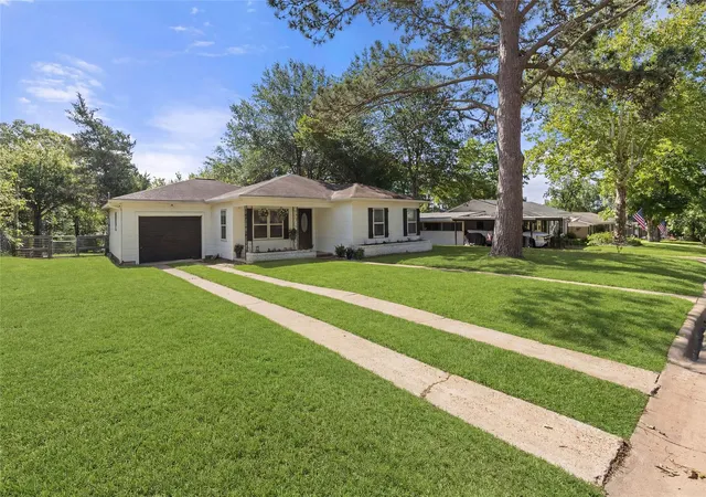 Homes for sale in Brenham, TX | 205 Hampshire Dr, Brenham, TX 77833 | MLS# 54138582