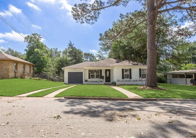 Homes for sale in Brenham, TX | 205 Hampshire Dr, Brenham, TX 77833 | MLS# 54138582