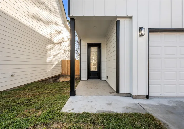 2nd image of 1308 Duff Ln, Houston, TX 77022 | MLS# 56963055