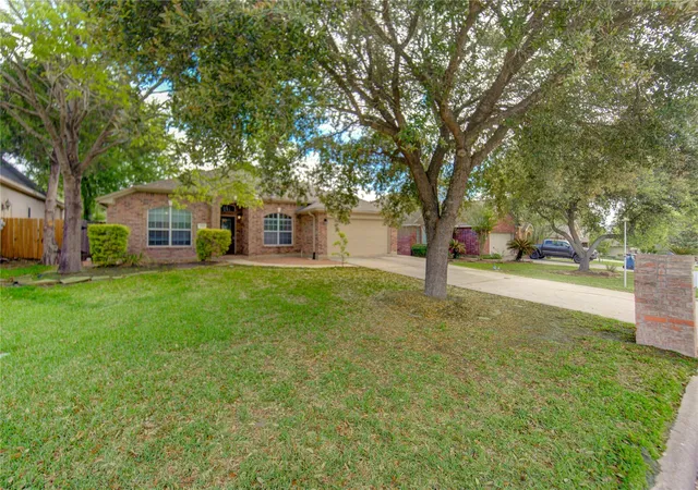 Photo 2 of Single family home for sale at 233 Lake Ests Dr, Montgomery, TX 77356 | MLS# 57730597 | Listing updated on 2026-07-31