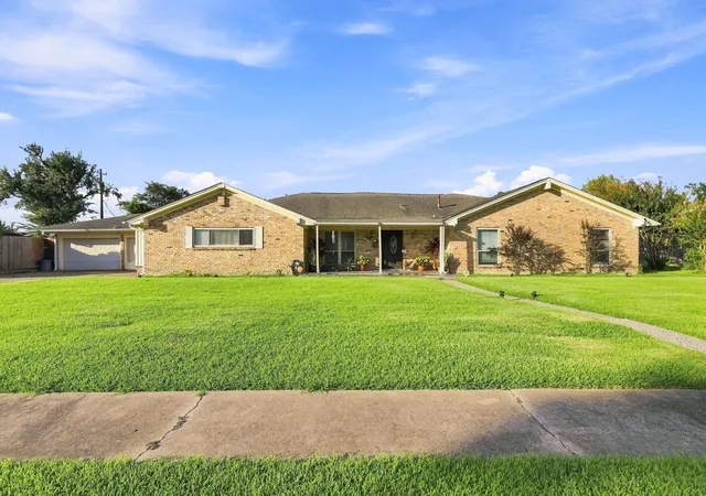 Photo 1 of Single family home for sale at 315 Stonehenge Ln, Houston, TX 77015 | MLS# 30401841 | Listing updated on 2026-09-13