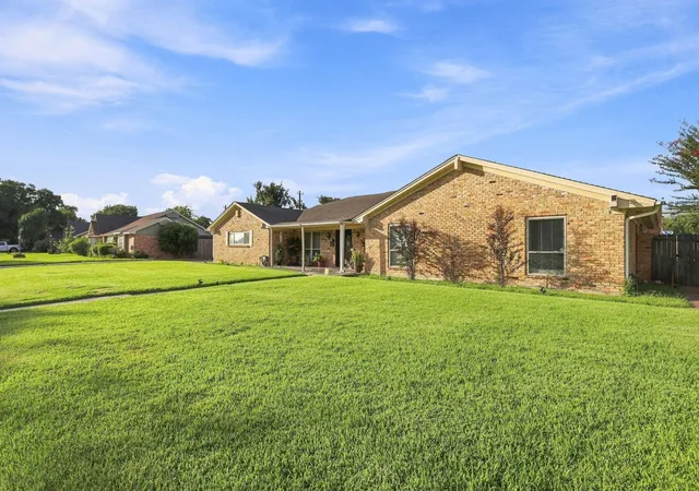 Photo 2 of Single family home for sale at 315 Stonehenge Ln, Houston, TX 77015 | MLS# 30401841 | Listing updated on 2026-09-13