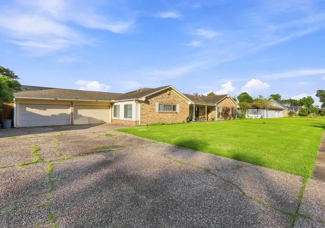 Photo 3 of Single family home for sale at 315 Stonehenge Ln, Houston, TX 77015 | MLS# 30401841 | Listing updated on 2026-09-13