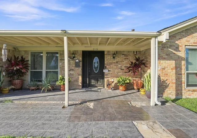 Photo 3 of Single family home for sale at 315 Stonehenge Ln, Houston, TX 77015 | MLS# 30401841 | Listing updated on 2026-09-13