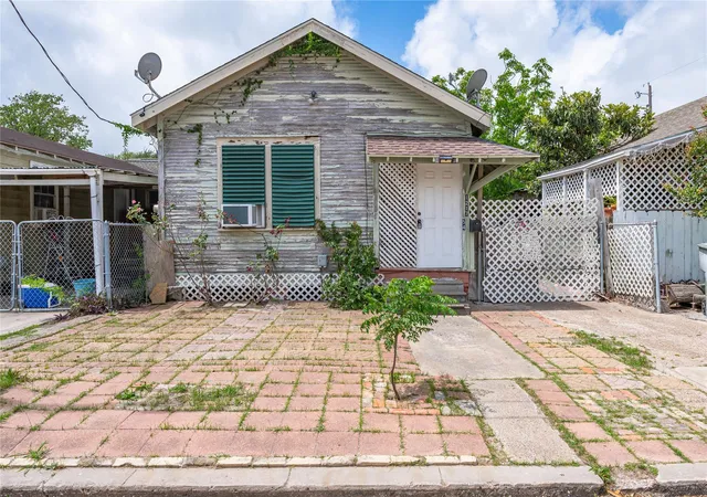 Photo 2 of Single family home for sale at 1217 54th Street, Galveston, TX 77551 | MLS# 45562213 | Listing updated on 2026-05-13