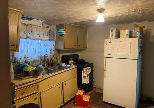 Listing Photo 5 - Condo for sale in building located at 1307 34th St, Galveston, TX 77550