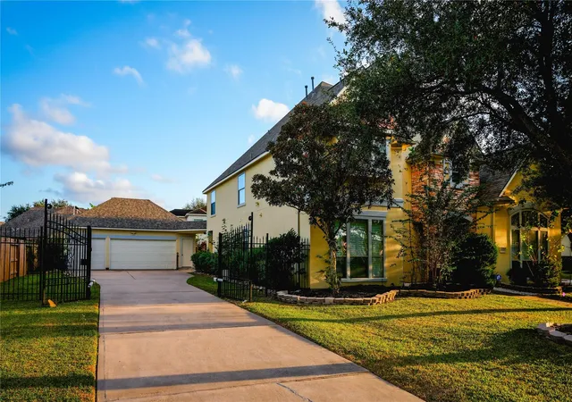 3rd image of 15127 Oldtown Bridge Ct, Sugar Land, TX 77498 | MLS# 85285632
