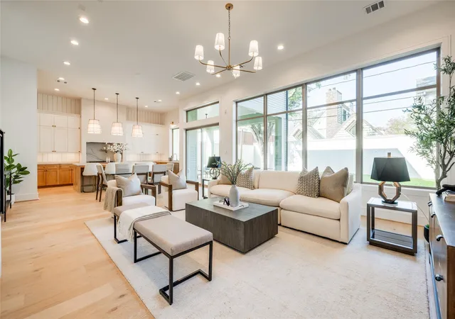 Photo 4 of Single family home for sale at 735 E 8th 1/2 St, Houston, TX 77007 | MLS# 5069786 | Listing updated on 2026-09-11