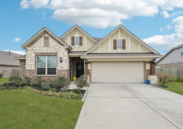 Homes for sale in Mont Belvieu, TX | 15014 Lake Shore Ave, Mont Belvieu, TX 77523 | MLS# 16080376