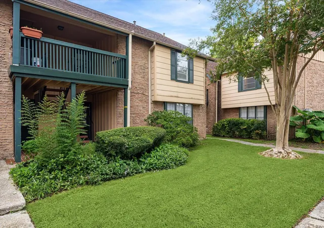 Photo 3 of Condo for sale at 8211 Kingsbrook Rd #205, Houston, TX 77024 | MLS# 9646412 | Listing updated on 2026-09-16