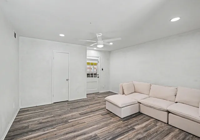 Photo 4 of Condo for sale at 8211 Kingsbrook Rd #205, Houston, TX 77024 | MLS# 9646412 | Listing updated on 2026-09-16