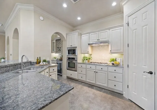 Photo 4 of Single family home for sale at 5430 Fairdale, Houston, TX 77056 | MLS# 98955236 | Listing updated on 2026-09-12