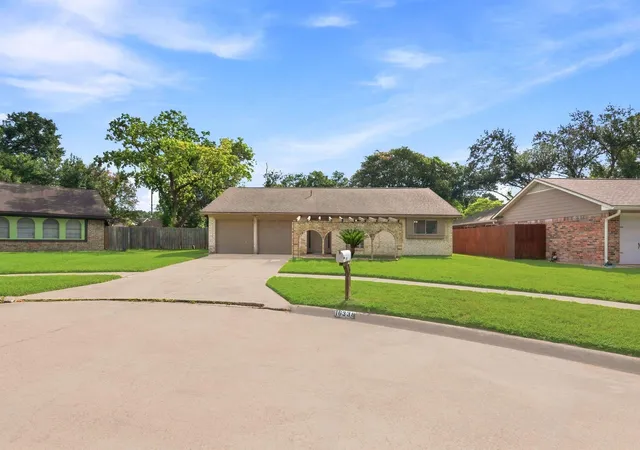 Photo 3 of Sale Pending at 16338 Autumn Wind Dr, Houston, TX 77090 | MLS# 71917737 | Listing updated on 2026-09-03