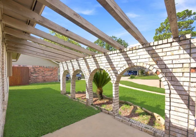 Photo 4 of Sale Pending at 16338 Autumn Wind Dr, Houston, TX 77090 | MLS# 71917737 | Listing updated on 2026-09-03