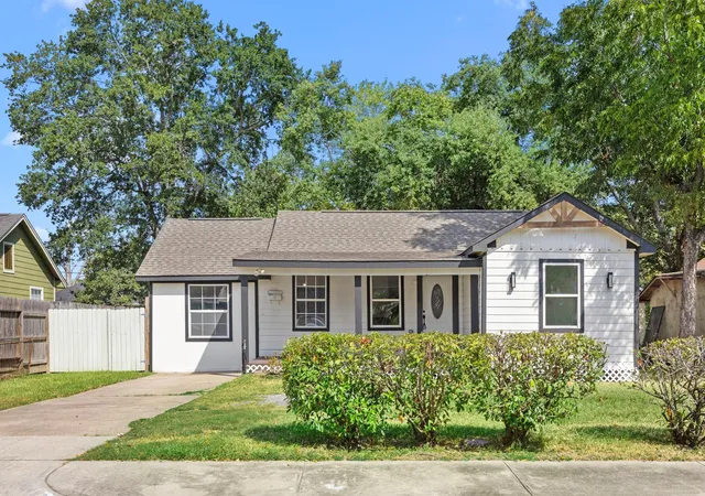 1st image of 905 Elm Ave, Pasadena, TX 77506 | MLS# 84147569
