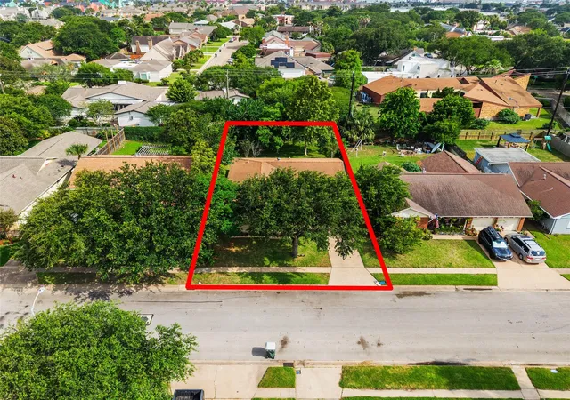 Photo 3 of Single family home for sale at 7009 Youpon Dr, Galveston, TX 77551 | MLS# 83674442 | Listing updated on 2026-08-09
