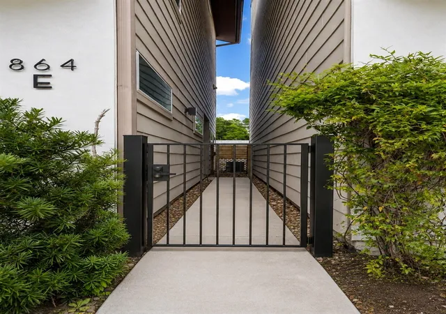 Photo 3 of Single family home for sale at 864 Wakefield Dr #E, Houston, TX 77018 | MLS# 22102040 | Listing updated on 2026-09-21
