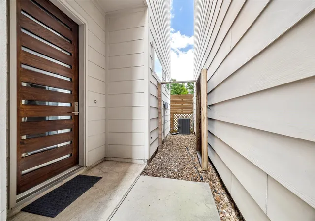 Photo 3 of Single family home for sale at 864 Wakefield Dr #E, Houston, TX 77018 | MLS# 22102040 | Listing updated on 2026-09-21