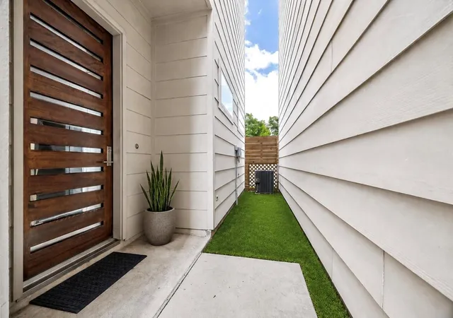 Photo 4 of Single family home for sale at 864 Wakefield Dr #E, Houston, TX 77018 | MLS# 22102040 | Listing updated on 2026-09-21