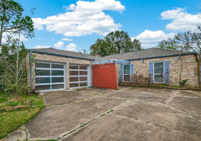 Photo 2 of Single family home for sale at 2130 Round Lake Dr, Houston, TX 77077 | MLS# 44018148 | Listing updated on 2026-08-06