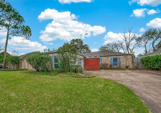 Photo 3 of Single family home for sale at 2130 Round Lake Dr, Houston, TX 77077 | MLS# 44018148 | Listing updated on 2026-08-06