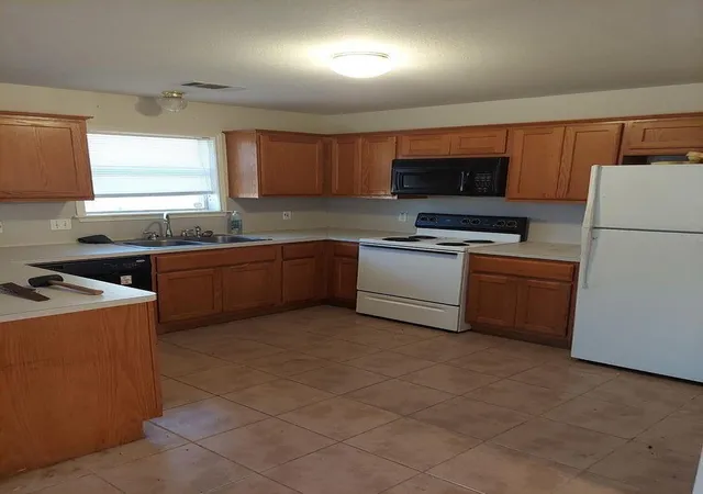Listing Photo 5 - Condo for sale in building located at 1725 Rock Holw Loop, Bryan, TX 77807