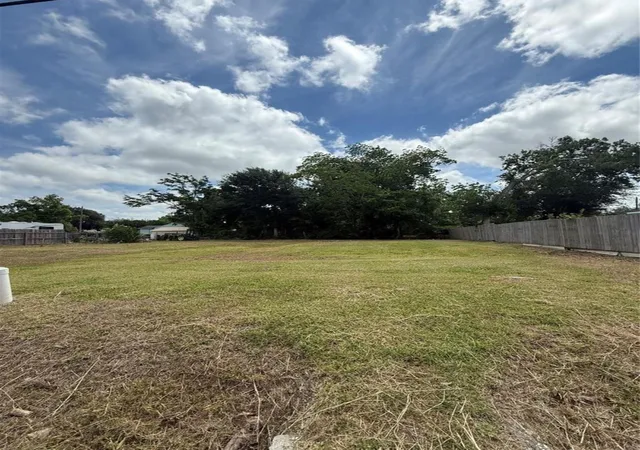 2nd image of 110 S Washington St, Texas City, TX 77591 | MLS# 97972437