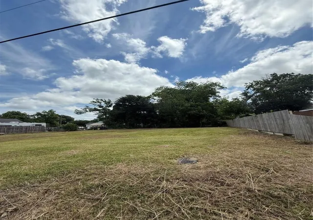 4th image of 110 S Washington St, Texas City, TX 77591 | MLS# 97972437