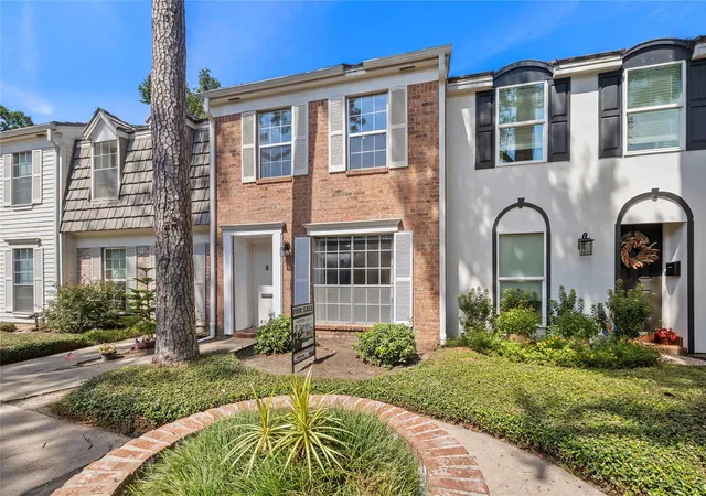 Townhouse for sale at 1425 Springrock Ln #4, Houston, TX 77055 | MLS# 98596866