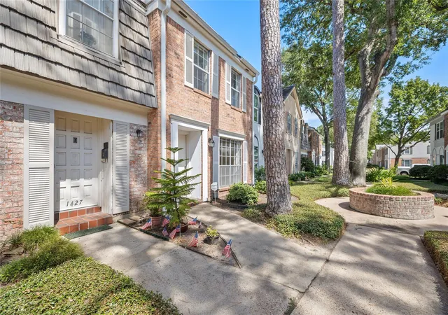 Photo 1 of Townhouse for sale at 1425 Springrock Ln #4, Houston, TX 77055 | MLS# 98596866 | Listing updated on 2026-09-28