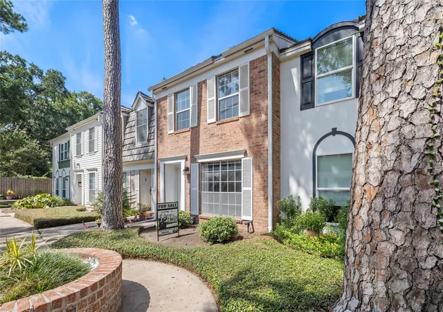 Photo 2 of Townhouse for sale at 1425 Springrock Ln #4, Houston, TX 77055 | MLS# 98596866 | Listing updated on 2026-09-28