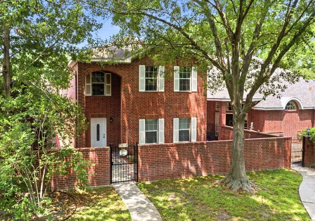Photo 2 of Sale Pending at 14314 N Cashel Oak Dr, Houston, TX 77069 | MLS# 72245000 | Listing updated on 2026-09-21