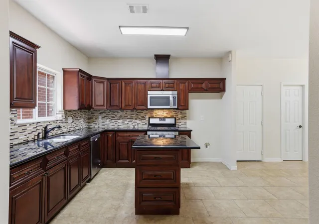 Photo 4 of Sale Pending at 14314 N Cashel Oak Dr, Houston, TX 77069 | MLS# 72245000 | Listing updated on 2026-09-21