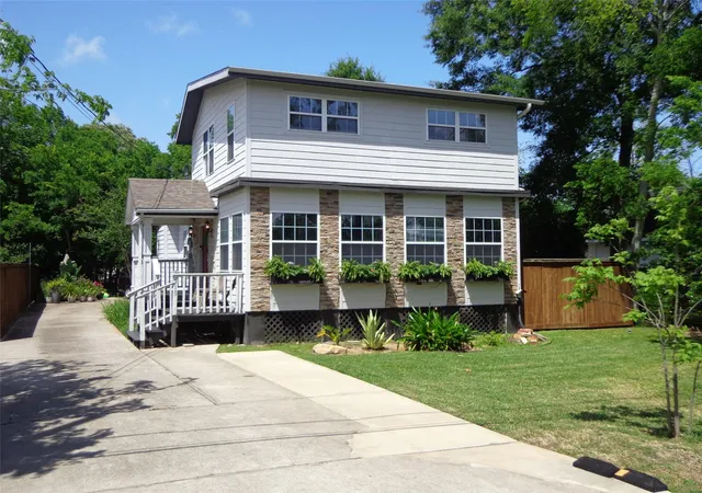 2nd image of 210 Fairfield St, La Porte, TX 77571 | MLS# 2893002