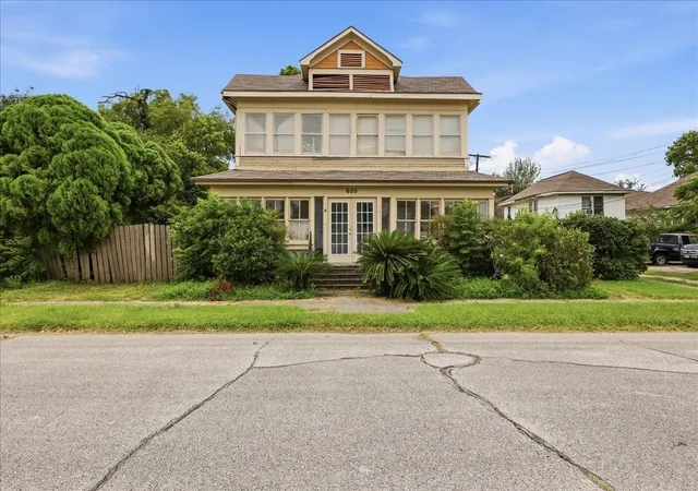 1st image of 605 3rd St, Orange, TX 77630 | MLS# 87454019