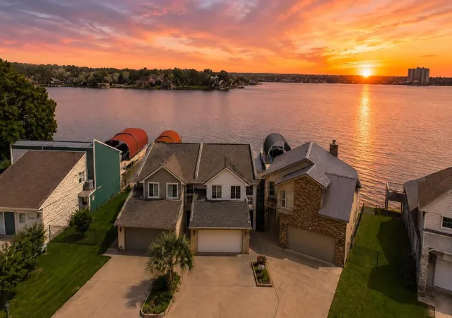 Photo 2 of Townhouse for sale at 1208 Lake View Dr, Montgomery, TX 77356 | MLS# 13916134 | Listing updated on 2026-08-24