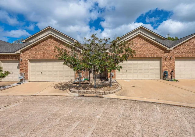 Photo 3 of Townhouse for sale at 2060 Glencove Dr, Seabrook, TX 77586 | MLS# 4824538 | Listing updated on 2026-09-16